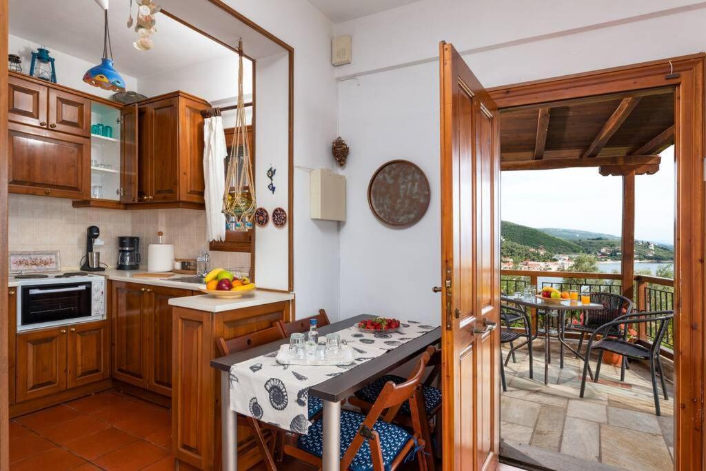 Seaside House With View Over Pagasitikos أفيسوس المظهر الخارجي الصورة