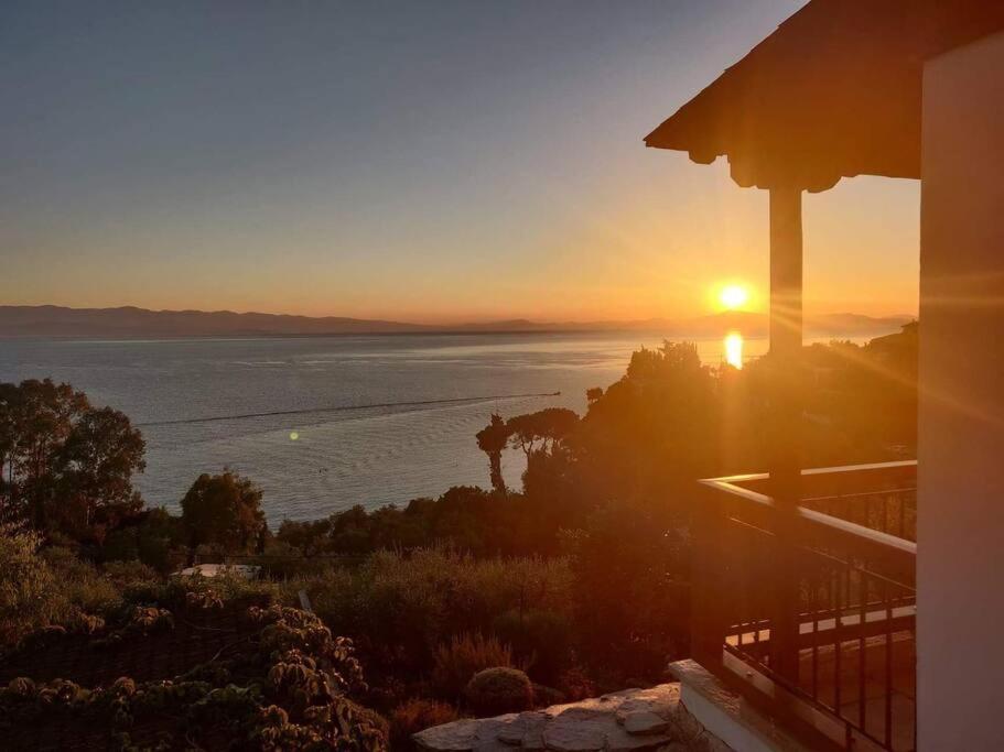Seaside House With View Over Pagasitikos أفيسوس المظهر الخارجي الصورة